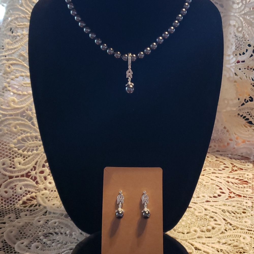 NWOT 2 piece jewelry set faux black pearl!